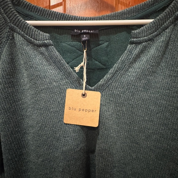 NWT Blu Pepper Split Neck Raglan Top - Picture 3 of 16